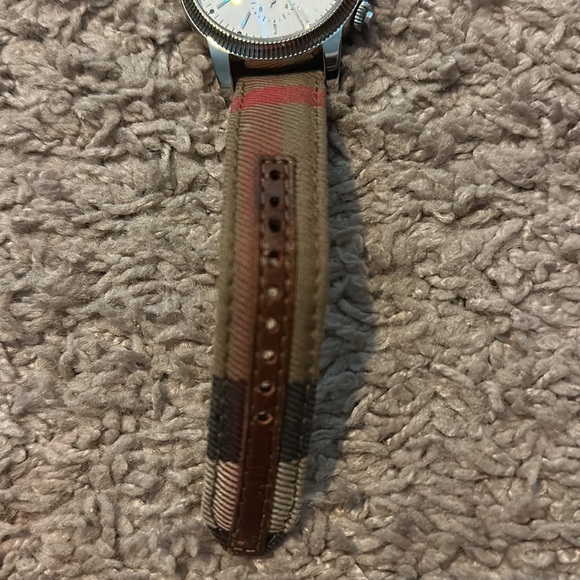 Burberry watch - Picture 4 of 4